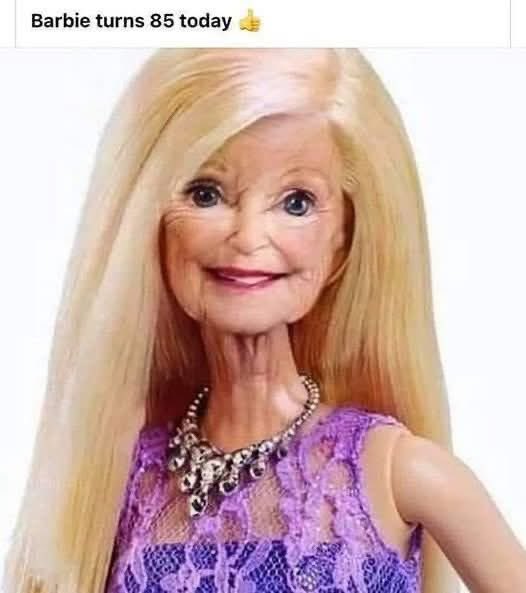 Kuva ryppyihoisesta Barbie-nukesta kuvatekstillä, jossa lukee sen olevan 85-vuotias Kuva ryppyihoisesta Barbie-nukesta kuvatekstillä, jossa lukee sen olevan 85-vuotias
