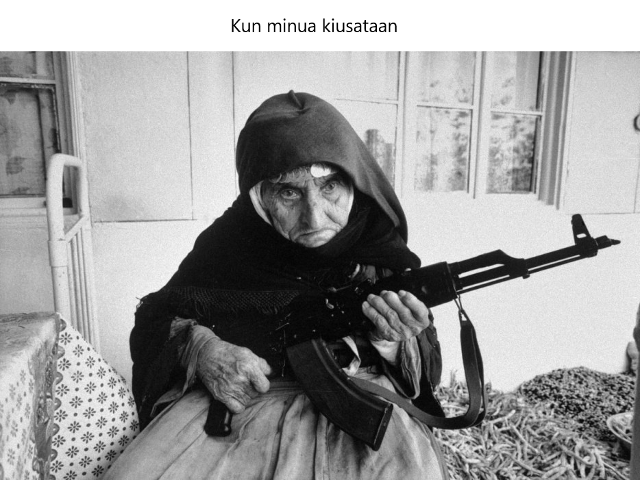 Vihainen mummo aseen kanssa, kuvateksti: kun minua kiusataan Vihainen mummo aseen kanssa, kuvateksti: kun minua kiusataan