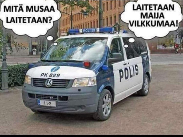 Kuva poliisiautosta Maijasta. Kaksi puhekuplaa. Konstaapeli 1 kysyy, että mitä musaa laitetaan. Konstaapeli 2, vastaa, että laitetaan Maija Vilkkumaa! Kuva poliisiautosta Maijasta. Kaksi puhekuplaa. Konstaapeli 1 kysyy, että mitä musaa laitetaan. Konstaapeli 2, vastaa, että laitetaan Maija Vilkkumaa!