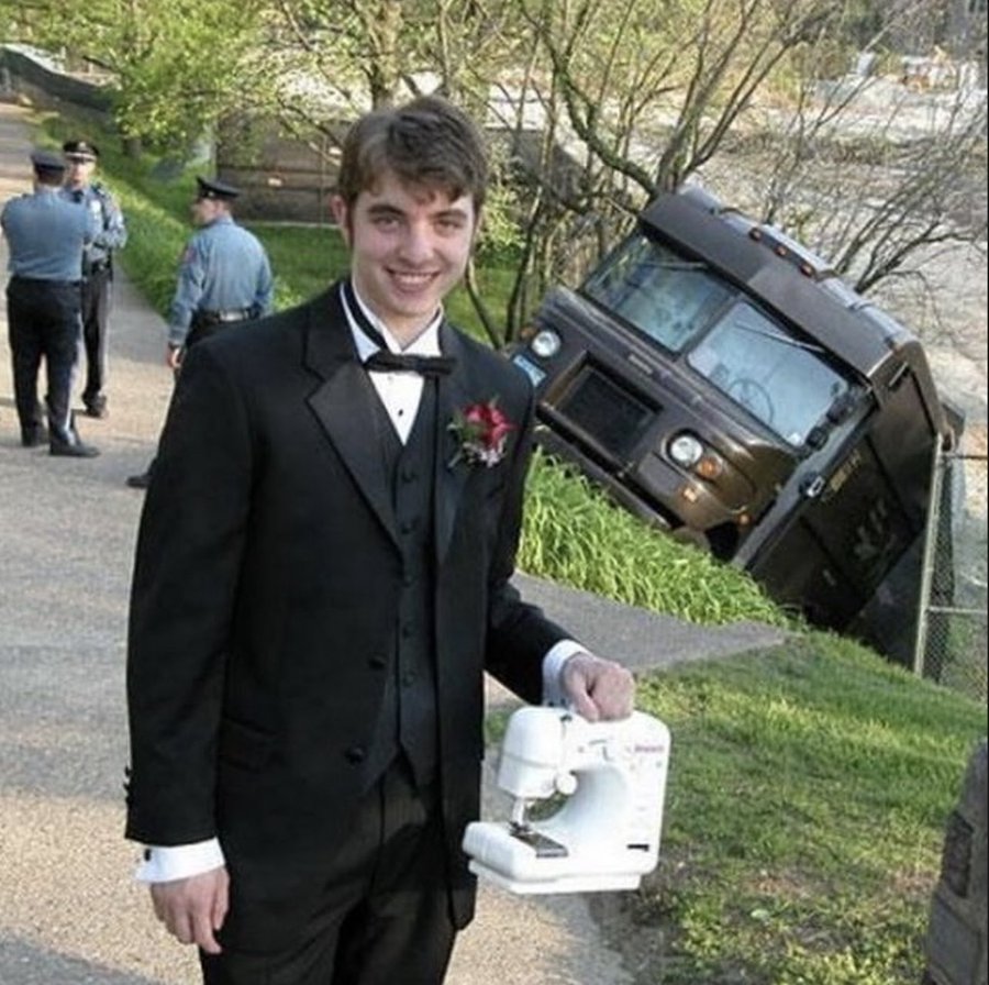 Mies, jolla on kädessään ompelukone Mies, jolla on kädessään ompelukone