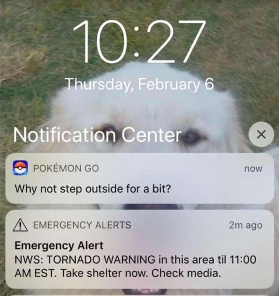 Ilmoitus Pokemon Go-ohjelmalta mennä ulos. Alla vaaratiedote tornadosta. lmoitus Pokemon Go-ohjelmalta mennä ulos. Alla vaaratiedote tornadosta.